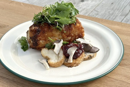 Cordon Bleu mit eingelegten Austernseitlingen und Kräutersalat