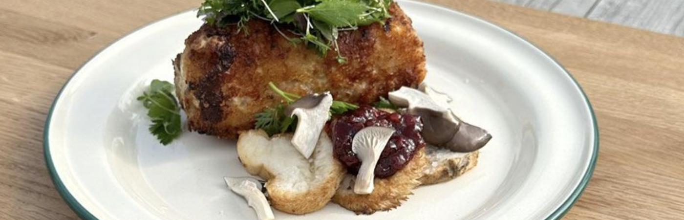 Cordon Bleu mit eingelegten Austernseitlingen und Kräutersalat